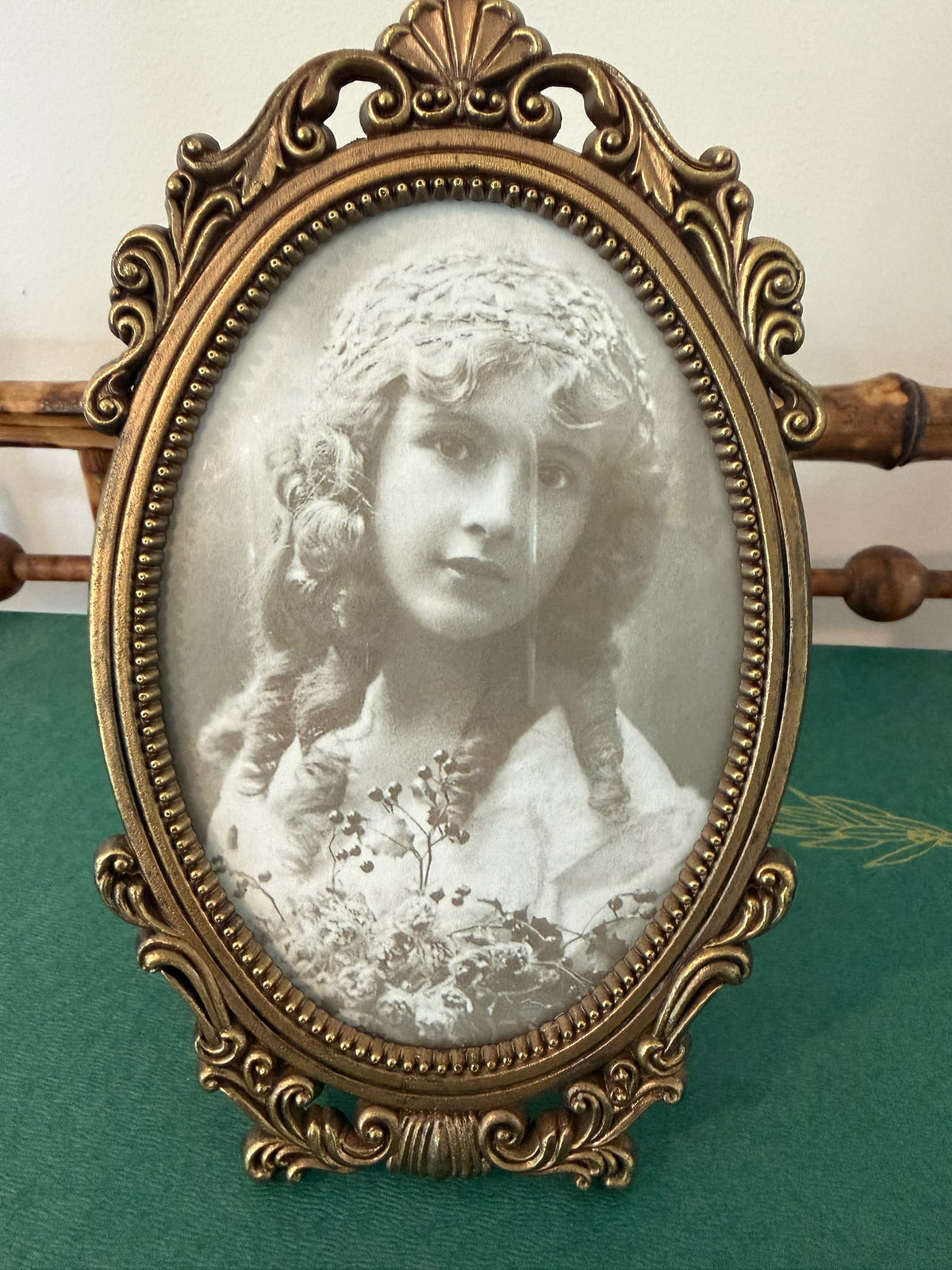 Vintage Hollywood Regency Ornate Gold Tone Oval Small Picture Frame – Tabletop Brass Style Frame with Easel Back, Made in Korea